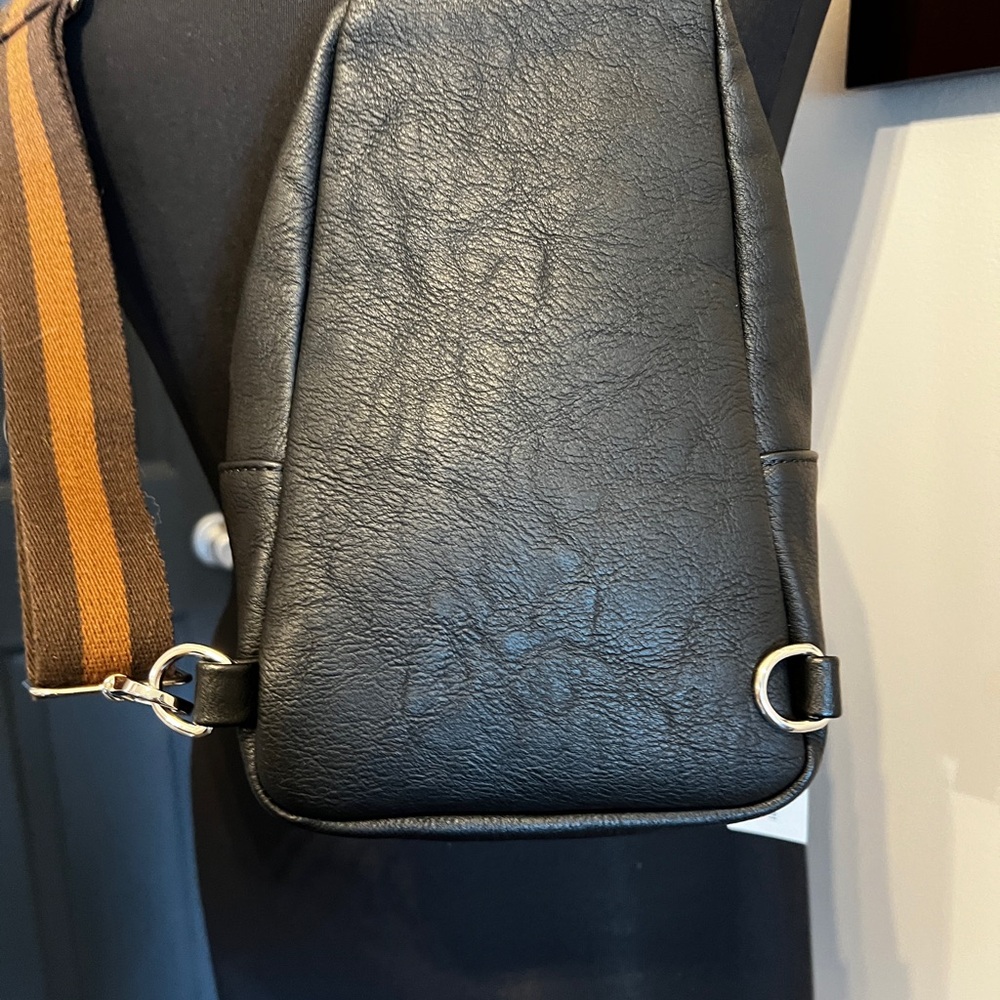 ๐ฏ% authentic LV material on this new bag! - Picture 4 of 7